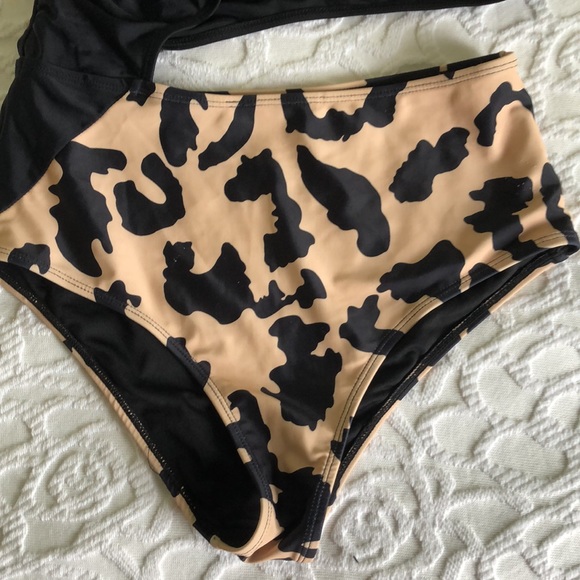 Pink Lily leopard/black belly cutout one piece - size s - Picture 3 of 6